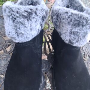Khombu Black Boots with Gray Fur